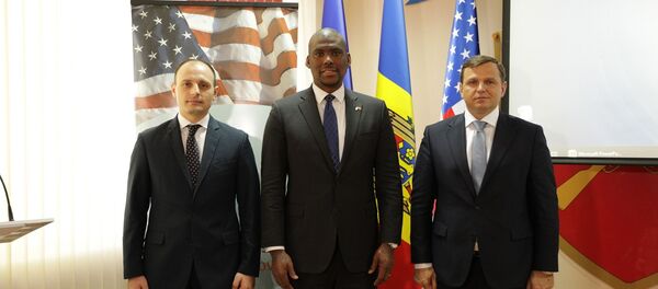 Anatolie Dănilă, comandant general al Inspectoratului General de Carabinieri; Dereck J. Hogan, ambasadorul SUA în Republica Moldova; Andrei Năstase, ministru de Interne Anatolie Dănilă, comandant general al Inspectoratului General de Carabinieri; Dereck J. Hogan, ambasadorul SUA în Republica Moldova; Andrei Năstase, ministru de Interne - Sputnik Moldova