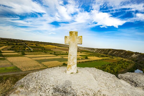 Cruce din piatră deasupra mănăstirii în stâncă. - Sputnik Moldova