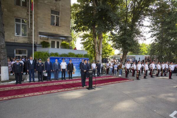 Ministrul de Interne, Andrei Năstase cu un cuvânt de felicitare pentru studenți. - Sputnik Moldova