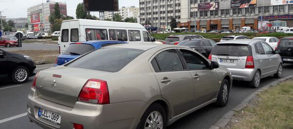 Ambuteiaj pe sensul giratoriu de la intersecția bulevardului Stefan cel Mare cu străzile Ion Creangă, Calea Ieșilor și Henri Coandă - Sputnik Moldova-România