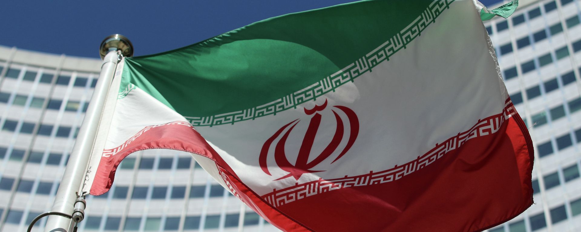 The Iranian flag flies in front of a UN building where closed-door nuclear talks take place at the International Center in Vienna, Austria, Friday, July 4, 2014. - Sputnik Молдова, 1920, 13.09.2026