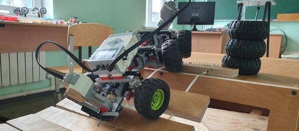 Управляемая модель, сконструированная на уроке робототехники Управляемая модель, сконструированная на уроке робототехники - Sputnik Молдова