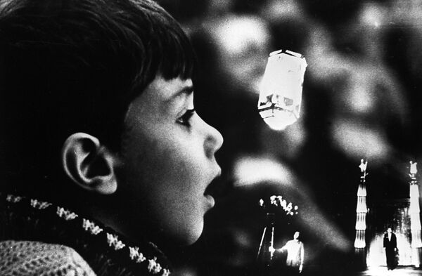 Юный зритель на цирковом представлении артиста цирка и иллюзиониста Игоря Кио на арене Московского цирка на Цветном бульваре. 1967 год - Sputnik Молдова