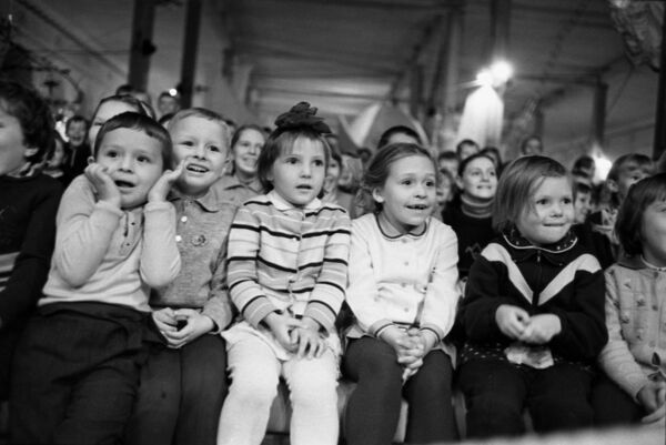 Дети на цирковом представлении в ЦВЗ Манеж в Москве. 1969 год - Sputnik Молдова