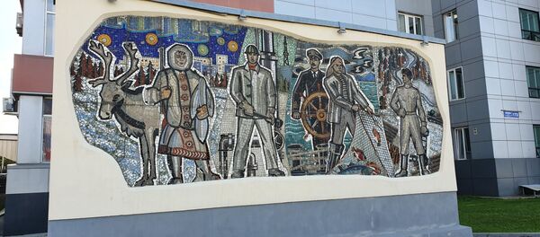 Мозаика у здания городской администрации дает представление о профессиях населения Сахалина Мозаика у здания городской администрации дает представление о профессиях населения Сахалина - Sputnik Молдова
