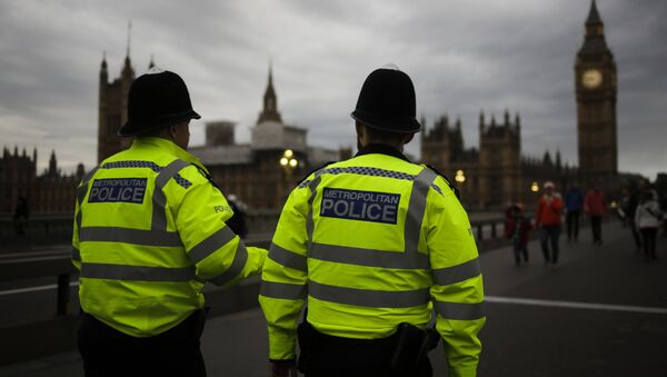Police officers patrol Westminster Bridge with the Houses of Parliament in the background, on election day in London, Thursday, June 8, 2017.  - Sputnik Moldova-România