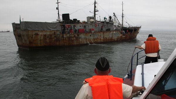 Приморские пограничники задержали иностранную шхуну с 9 т краба - Sputnik Moldova-România
