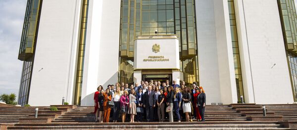 Встреча президента Молдовы Игоря Додона с участниками Международного телевизионного фестиваля ТЭФИ-Содружество-2019 Встреча президента Молдовы Игоря Додона с участниками Международного телевизионного фестиваля ТЭФИ-Содружество-2019 - Sputnik Молдова