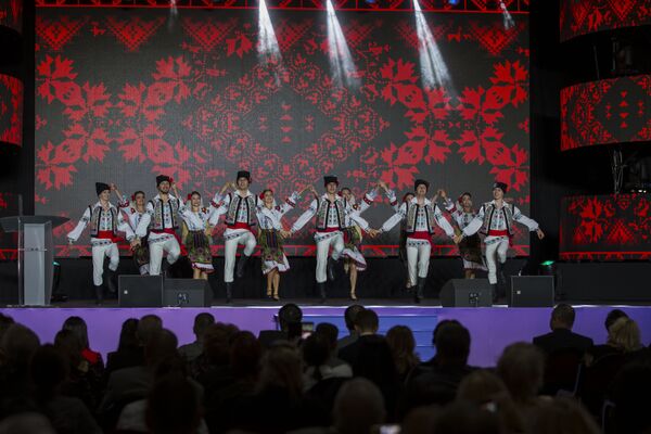 Dansuri populare moldovenești interpretate de artiștii renumitului ansamblu „Joc” - Sputnik Moldova