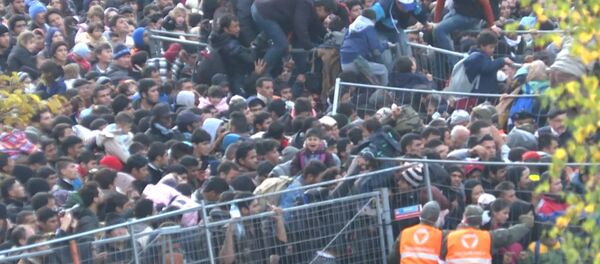 СПУТНИК_Тысячи беженцев устроили столпотворение на границе Словении с Австрией - Sputnik Молдова