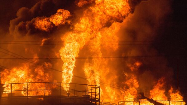 우크라이나 키예프 근교 석유 탱크 대형 화재로 산성비 위협 - Sputnik Moldova-România