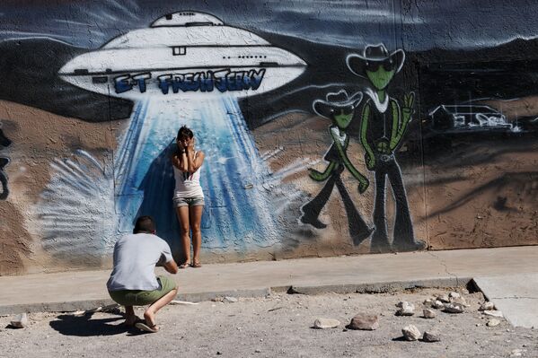 Девушка фотографируется перед граффити с НЛО в городе Хико, штат Невада - Sputnik Молдова