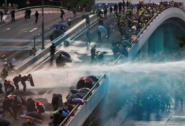 Демонстранты возле Центрального правительственного комплекса в Гонконге, Китай - Sputnik Молдова