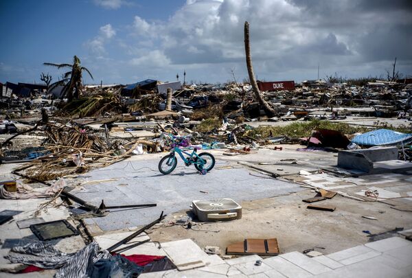 Детский велосипед на руинах разрушенного ураганом Дориан дома в Абако, Багамские острова - Sputnik Молдова