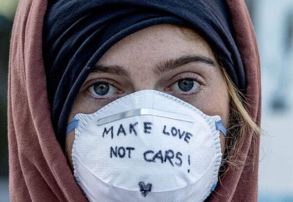 Активистка в маске протестует против проведения во Франкфурте автомобильной выставки IIA Auto Show - Sputnik Молдова