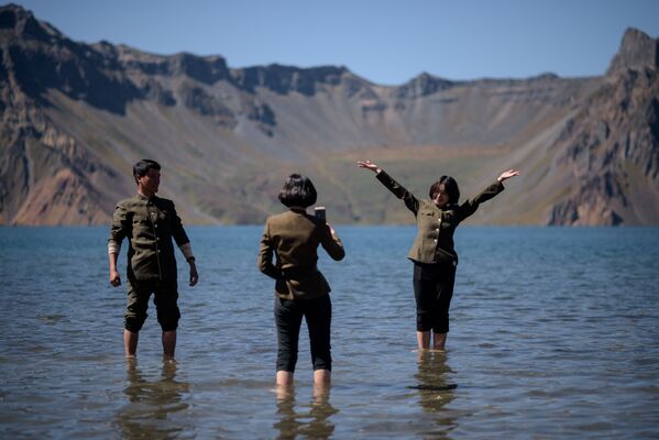 Селфи северокорейских студенток на озере Чхонджи близ вулкана Пэктусан в КНДР - Sputnik Молдова