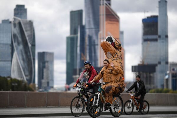 Участники осеннего велопарада в Москве - Sputnik Молдова