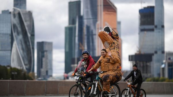 Участники осеннего велопарада в Москве - Sputnik Moldova-România