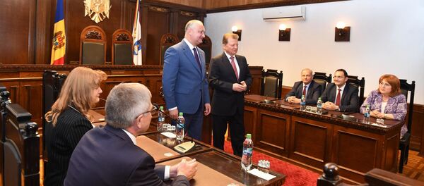 Президент Игорь Додон вручил судьям Конституционного суда удостоверения - Sputnik Молдова