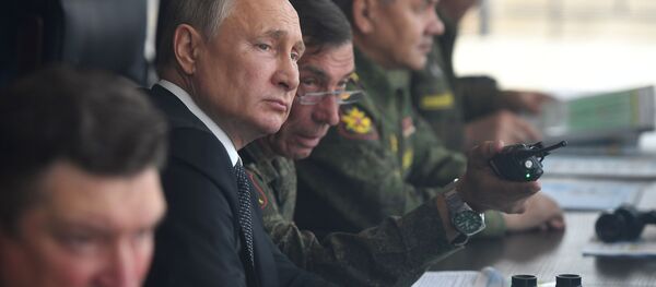 Президент РФ Владимир Путин наблюдает за проведением основного этапа стратегического командно-штабного учения Центр-2019 на полигоне Донгуз - Sputnik Молдова