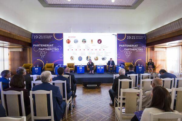 В работе МРЭФ-2019 приняли участие свыше тысячи делегатов из 13 стран. Это ведущие экономисты, бизнесмены, политики и эксперты - Sputnik Молдова