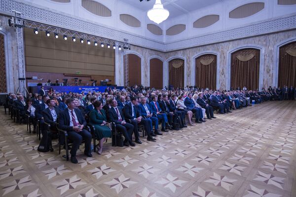Большой зал Дворца республики был полон людей - свободных мест на пленарном заседании не было - Sputnik Молдова