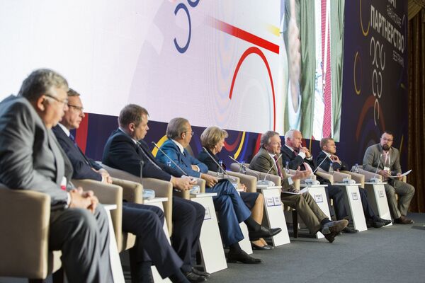 Спикеры пленарного заседания высказались по поводу развития молдавско-российских отношений, а также перспектив, которые ждут представителей бизнес-сообществ обеих стран  - Sputnik Молдова