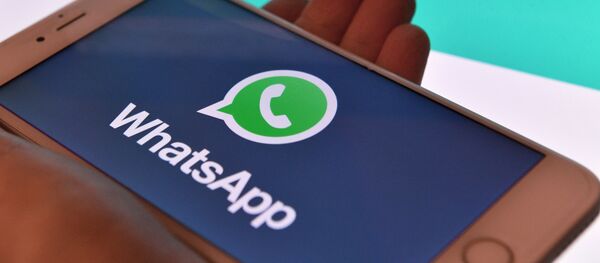 Pictograma Messenger WhatsApp pe ecranul smartphone-ului și pagina web pe ecranul computerului Pictograma Messenger WhatsApp pe ecranul smartphone-ului și pagina web pe ecranul computerului - Sputnik Moldova