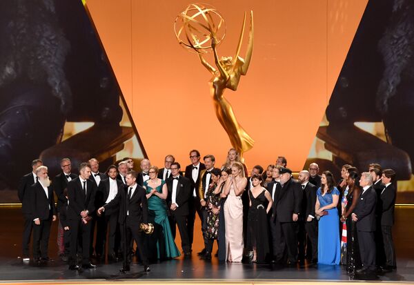 Актеры и съемочная группа сериала Игра Престолов с наградой за Лучший драматический сериал на 71st Emmy Awards в Лос-Анджелесе - Sputnik Молдова