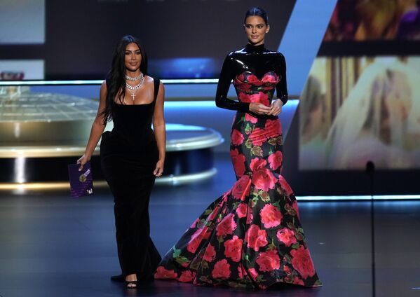 Ким Кардашян и супермодель Кендалл Дженнер на церемонии вручения 71st Emmy Awards в Лос-Анджелесе - Sputnik Молдова