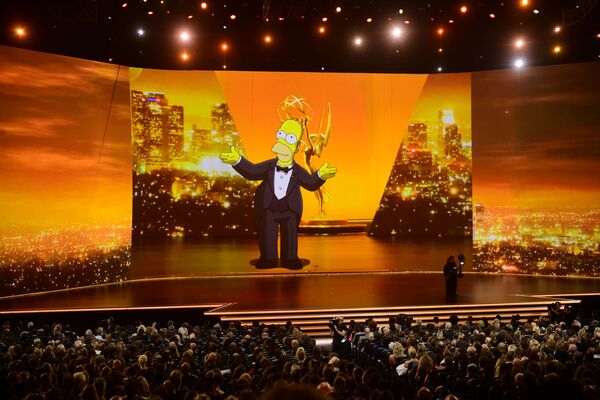 Появление Гомера Симпсона на экране во время 71-ой церемонии Эмми в Лос-Анджелесе  - Sputnik Молдова