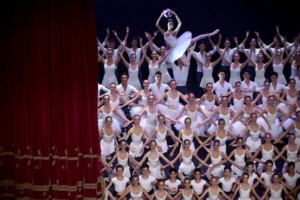 Выступление балетных танцоров на церемонии вручения наград ФИФА  в Италии  - Sputnik Молдова