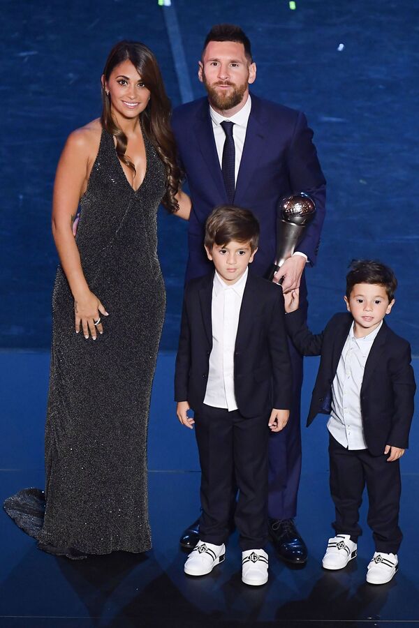 Jucătorul de fotbal Lionel Messi cu soția și copiii săi la premiile FIFA din Italia - Sputnik Moldova-România