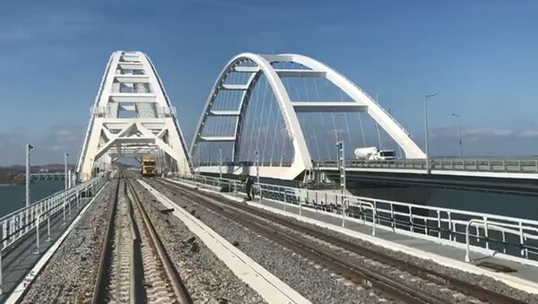 Российские журналисты впервые проехали на поезде по Крымскому мосту - Sputnik Молдова