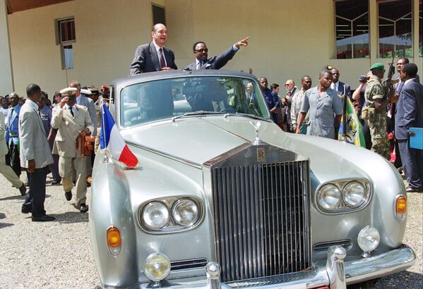 Президент Франции Жак Ширак и Омар Бонго во время визита в Габон. 1996 год - Sputnik Moldova-România