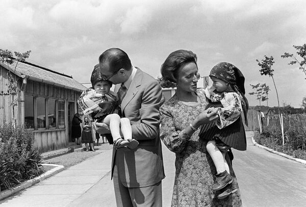 Премьер-министр Франции Жак Ширак с женой и детьми. 1975 год - Sputnik Moldova-România