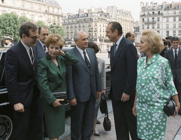 Михаил Горбачев и Раиса Горбачева во время встречи с мэром Парижа Жаком Шираком. 1989 год - Sputnik Moldova-România