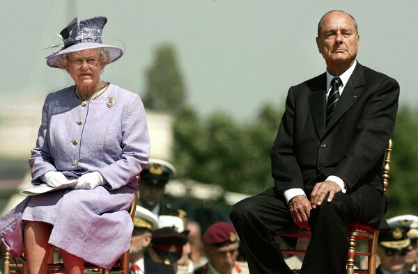 Британская королева Елизавета II и президент Франции Жак Ширак. 6 июня 2004 года - Sputnik Moldova-România