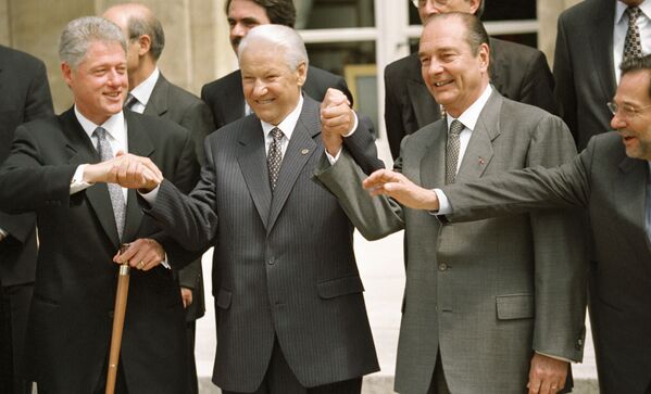 Президент США Билл Клинтон, президент РФ Борис Ельцин, президент Франции Жак Ширак после подписания Основополагающего акта Россия-Нато. 1997 год - Sputnik Moldova-România