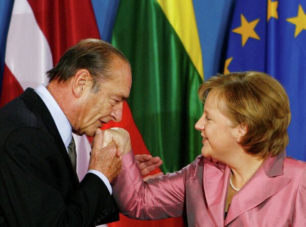 Президент Франции Жак Ширак целует руку канцлеру Германии Ангеле Меркель. 24 марта 2007 года - Sputnik Moldova-România