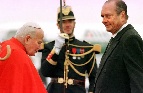 Президент Франции Жак Ширак приветствует Папу Иоанна Павла II. 1996 год - Sputnik Moldova-România
