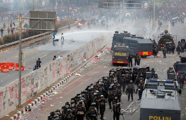 Применение полицеей водяной пушки на акции протеста студентов у здания парламента Индонезии в Джакарте, Индонезия - Sputnik Молдова
