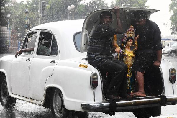 Индуисты перевозят багажнике машины статую Вишвакармы, Калькутта, Индия - Sputnik Молдова