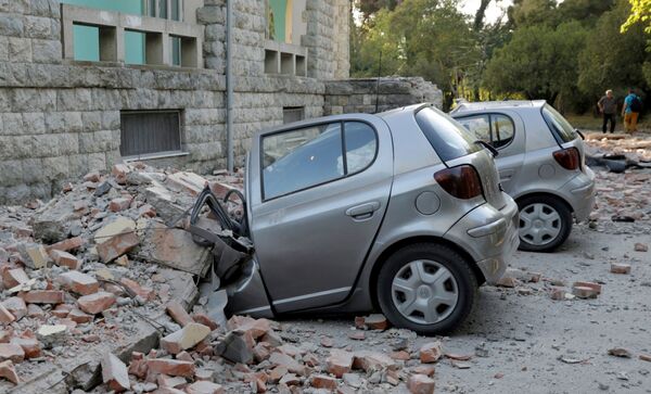 Пострадавшие в результате землетрясения легковые автомобили в Тиране, Албания - Sputnik Молдова