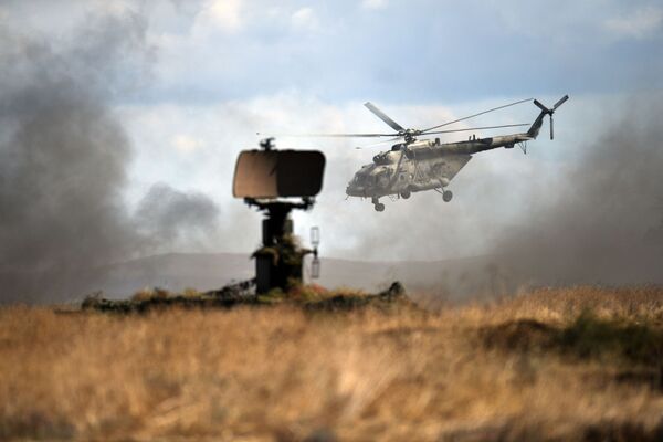 Вертолет Ми-8 во время двухстороннего тактического учения соединений морской пехоты и береговой обороны на полигоне Опук в Крыму - Sputnik Молдова
