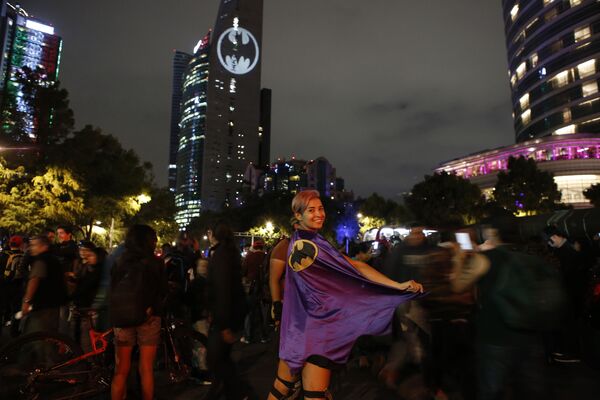 Стефани Сальгадо в плаще на фестивале, посвященном 80-летию Бэтмена - Sputnik Молдова