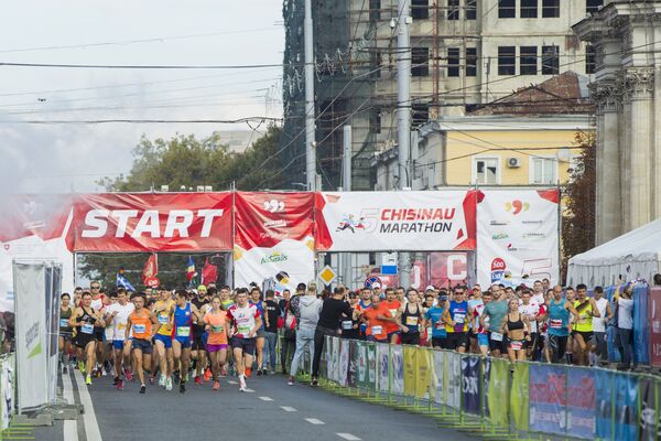 Среди участников забега были не только местные бегуны, но и множество иностранных спортсменов.  - Sputnik Молдова