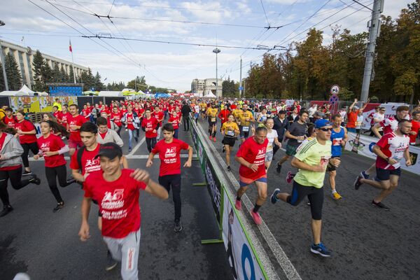 Свои силы желающие смогли испытать в нескольких дистанциях: 5 км, 10 км, полумарафон (21 км) и марафон (42 км). Уже состоялся забег Fun Run на 1,5 км. - Sputnik Молдова