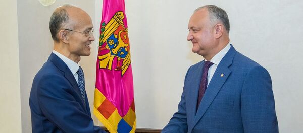 Президент Молдовы Игорь Додон на встрече с послом Китая в РМ Чжаном Инхуном Президент Молдовы Игорь Додон на встрече с послом Китая в РМ Чжаном Инхуном - Sputnik Молдова