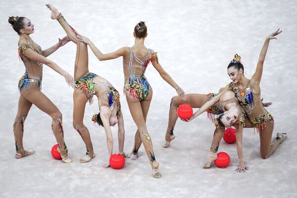 Команда России выполняет упражнение с 5-ю мячами в финале групповой программы на чемпионате мира по художественной гимнастике 2019 в Баку - Sputnik Молдова